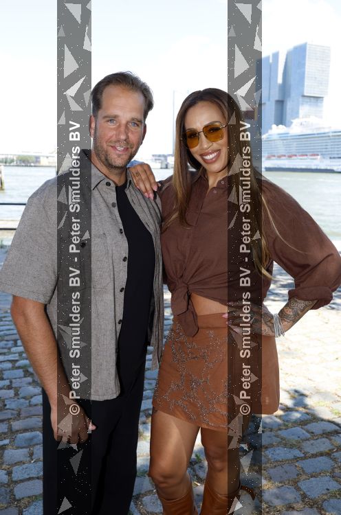 Rotterdam 1 juli 2026
Presentatie de pianoman van Jeroen v d Boom . Gastoptredens zijn er van Mart Hoogkamer Glennis Grace Waylon Luuk v d Boom Kimberly Fransens en Sezina Kelsey. Glennis Grace met haar manager Sjoerd Bodewes