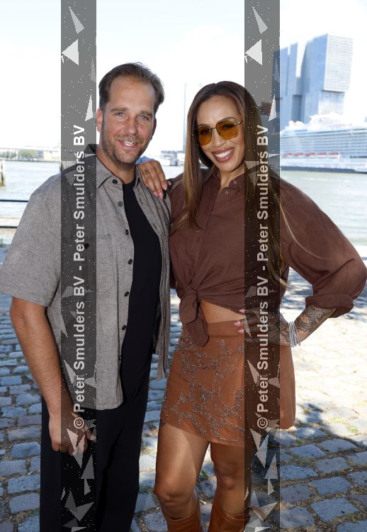 Rotterdam 1 juli 2026
Presentatie de pianoman van Jeroen v d Boom . Gastoptredens zijn er van Mart Hoogkamer Glennis Grace Waylon Luuk v d Boom Kimberly Fransens en Sezina Kelsey. Glennis Grace met haar manager Sjoerd Bodewes
