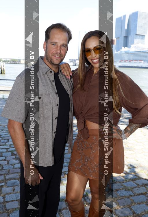 Rotterdam 1 juli 2026
Presentatie de pianoman van Jeroen v d Boom . Gastoptredens zijn er van Mart Hoogkamer Glennis Grace Waylon Luuk v d Boom Kimberly Fransens en Sezina Kelsey. Glennis Grace met haar manager Sjoerd Bodewes