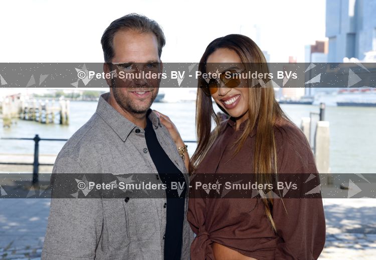 Rotterdam 1 juli 2026
Presentatie de pianoman van Jeroen v d Boom . Gastoptredens zijn er van Mart Hoogkamer Glennis Grace Waylon Luuk v d Boom Kimberly Fransens en Sezina Kelsey. Glennis Grace met haar manager Sjoerd Bodewes