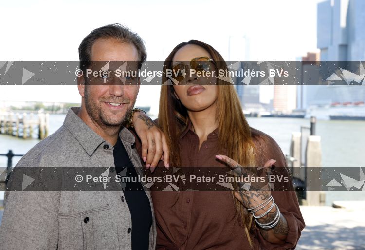 Rotterdam 1 juli 2026
Presentatie de pianoman van Jeroen v d Boom . Gastoptredens zijn er van Mart Hoogkamer Glennis Grace Waylon Luuk v d Boom Kimberly Fransens en Sezina Kelsey. Glennis Grace met haar manager Sjoerd Bodewes