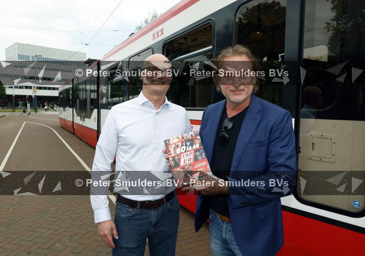 Amsterdam 27 mei 2026
3e deel van de boekenreeks 60 jaar Top 40 wordt feestelijk gelanceerd door bestickerde Top 40-tram met Erik de Zwart als trambestuurder. Natalie La Rose Erik de Zwart, Godfried Nevels en Jeroen Nieuwenhuize  zijn aanwezig 