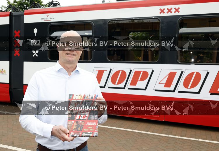 Amsterdam 27 mei 2026
3e deel van de boekenreeks 60 jaar Top 40 wordt feestelijk gelanceerd door bestickerde Top 40-tram met Erik de Zwart als trambestuurder. Natalie La Rose Erik de Zwart, Godfried Nevels en Jeroen Nieuwenhuize  zijn aanwezig 