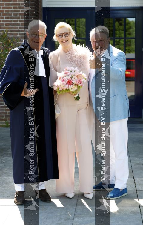 Blaricum / Amstelveen 28 mei 2026
Oger Lusink en zijn vrouw Ellen trouwen in het gemeentehuis van Blaricum en daarna hebben ze een lunch bij restaurant Aan de Poel . Guido Maas trouwde het echtpaar