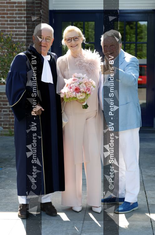 Blaricum / Amstelveen 28 mei 2026
Oger Lusink en zijn vrouw Ellen trouwen in het gemeentehuis van Blaricum en daarna hebben ze een lunch bij restaurant Aan de Poel . Guido Maas trouwde het echtpaar