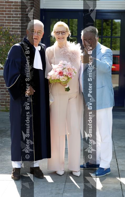 Blaricum / Amstelveen 28 mei 2026
Oger Lusink en zijn vrouw Ellen trouwen in het gemeentehuis van Blaricum en daarna hebben ze een lunch bij restaurant Aan de Poel . Guido Maas trouwde het echtpaar
