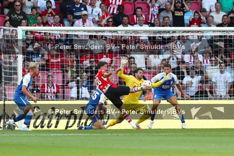 Eindhoven 02-08-2026 PSV-AZ Johan Cruijffschaal. eindstand 0-4. Aktie van Guus Til voor het doel van AZ.
Foto: John Claessens