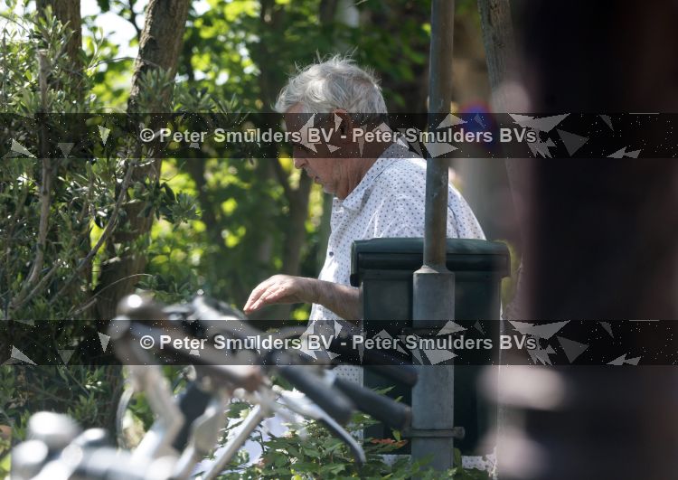 Amsterdam 28 mei 2026
Hans v d Togt arriveert bij zijn woonboot in het centrum van Amsterdam.