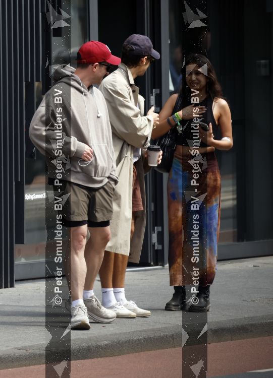 Amsterdam 27 mei 2026
Harry Styles en zijn beveiliger lopen door Amsterdam zuid. Harry geeft 10 concerten in de Johan Cruijff arena.