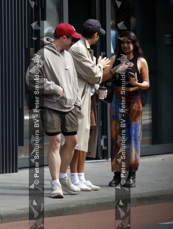 Amsterdam 27 mei 2026
Harry Styles en zijn beveiliger lopen door Amsterdam zuid. Harry geeft 10 concerten in de Johan Cruijff arena.