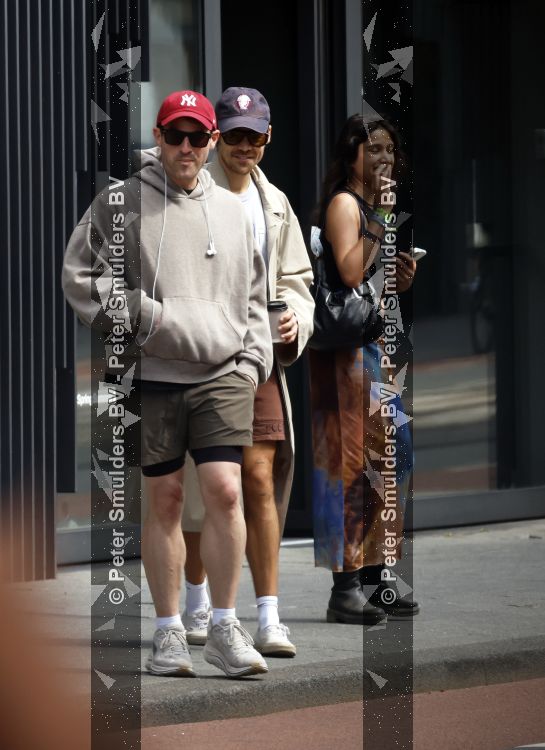 Amsterdam 27 mei 2026
Harry Styles en zijn beveiliger lopen door Amsterdam zuid. Harry geeft 10 concerten in de Johan Cruijff arena.