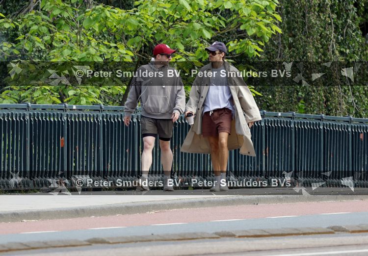 Amsterdam 27 mei 2026
Harry Styles en zijn beveiliger lopen door Amsterdam zuid. Harry geeft 10 concerten in de Johan Cruijff arena.