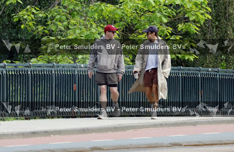 Amsterdam 27 mei 2026
Harry Styles en zijn beveiliger lopen door Amsterdam zuid. Harry geeft 10 concerten in de Johan Cruijff arena.