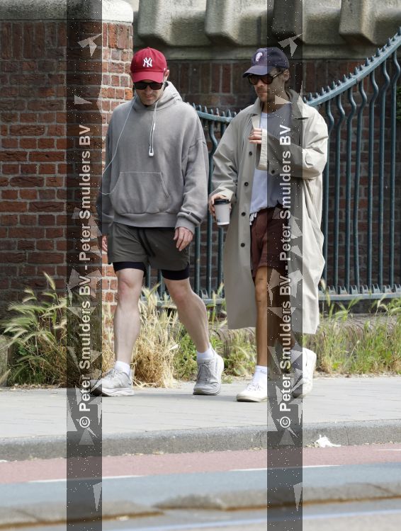 Amsterdam 27 mei 2026
Harry Styles en zijn beveiliger lopen door Amsterdam zuid. Harry geeft 10 concerten in de Johan Cruijff arena.