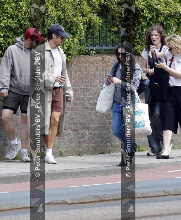 Amsterdam 27 mei 2026
Harry Styles en zijn beveiliger lopen door Amsterdam zuid. Harry geeft 10 concerten in de Johan Cruijff arena.