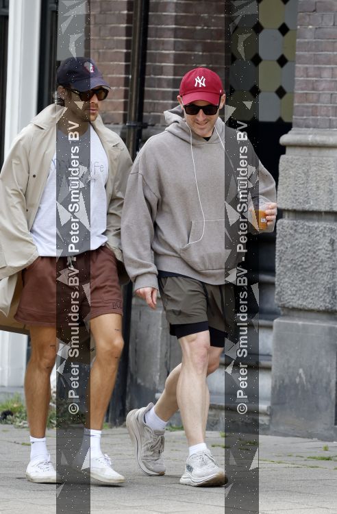 Amsterdam 27 mei 2026
Harry Styles en zijn beveiliger lopen door Amsterdam zuid. Harry geeft 10 concerten in de Johan Cruijff arena.