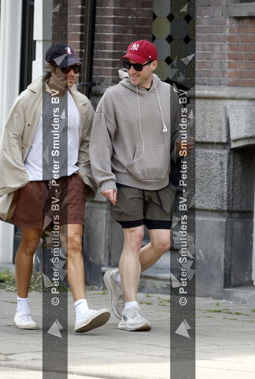 Amsterdam 27 mei 2026
Harry Styles en zijn beveiliger lopen door Amsterdam zuid. Harry geeft 10 concerten in de Johan Cruijff arena.