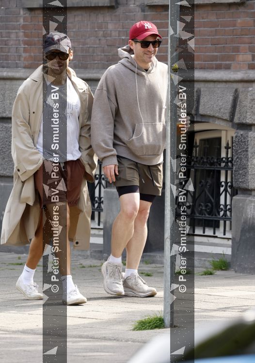Amsterdam 27 mei 2026
Harry Styles en zijn beveiliger lopen door Amsterdam zuid. Harry geeft 10 concerten in de Johan Cruijff arena.
