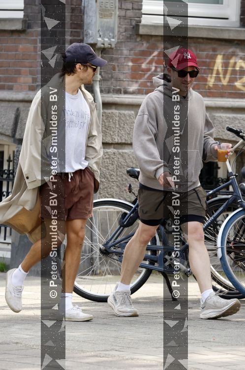 Amsterdam 27 mei 2026
Harry Styles en zijn beveiliger lopen door Amsterdam zuid. Harry geeft 10 concerten in de Johan Cruijff arena.