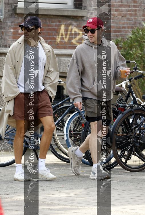 Amsterdam 27 mei 2026
Harry Styles en zijn beveiliger lopen door Amsterdam zuid. Harry geeft 10 concerten in de Johan Cruijff arena.