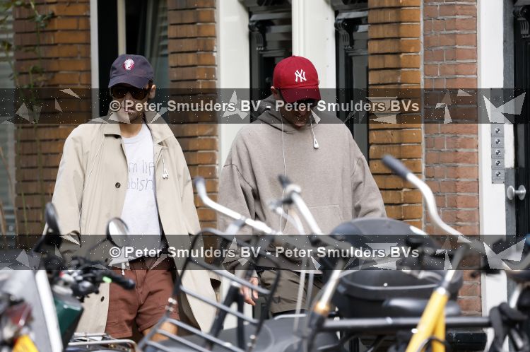 Amsterdam 27 mei 2026
Harry Styles en zijn beveiliger lopen door Amsterdam zuid. Harry geeft 10 concerten in de Johan Cruijff arena.