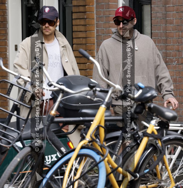 Amsterdam 27 mei 2026
Harry Styles en zijn beveiliger lopen door Amsterdam zuid. Harry geeft 10 concerten in de Johan Cruijff arena.