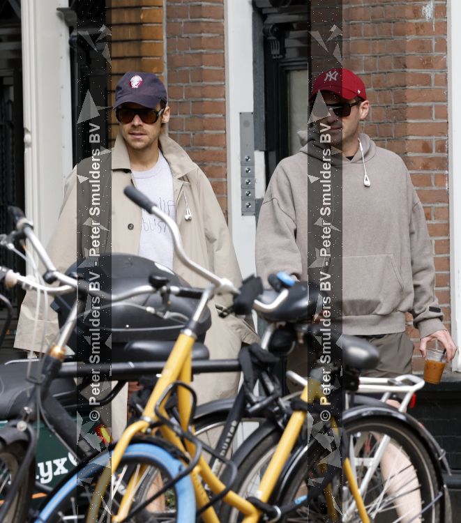 Amsterdam 27 mei 2026
Harry Styles en zijn beveiliger lopen door Amsterdam zuid. Harry geeft 10 concerten in de Johan Cruijff arena.
