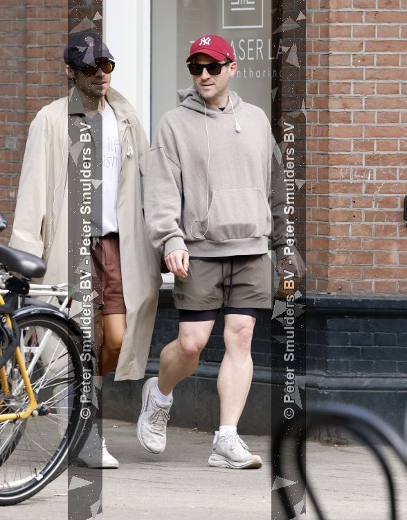 Amsterdam 27 mei 2026
Harry Styles en zijn beveiliger lopen door Amsterdam zuid. Harry geeft 10 concerten in de Johan Cruijff arena.