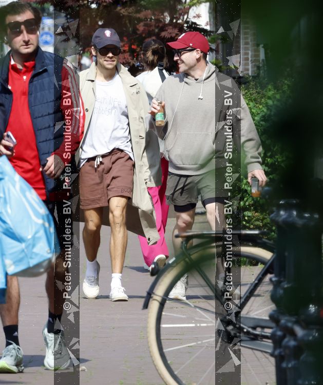 Amsterdam 27 mei 2026
Harry Styles en zijn beveiliger lopen door Amsterdam zuid. Harry geeft 10 concerten in de Johan Cruijff arena.
