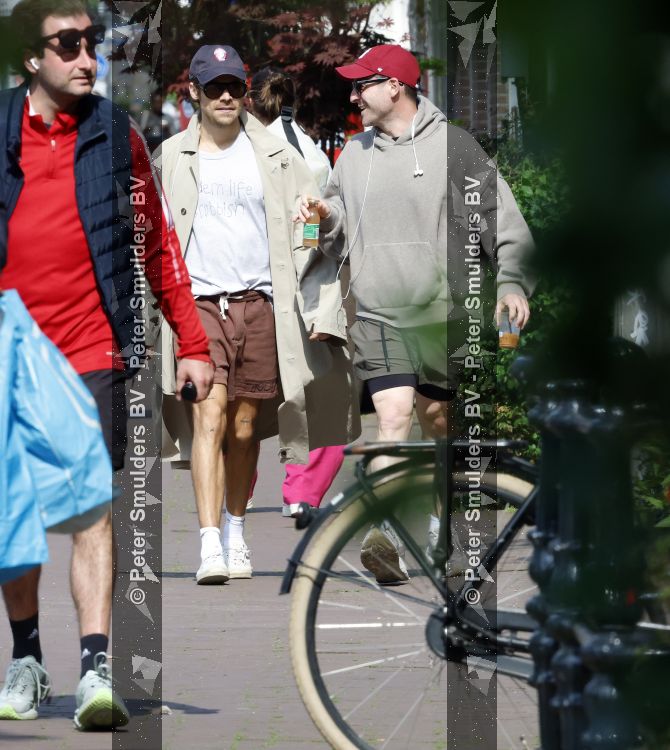 Amsterdam 27 mei 2026
Harry Styles en zijn beveiliger lopen door Amsterdam zuid. Harry geeft 10 concerten in de Johan Cruijff arena.