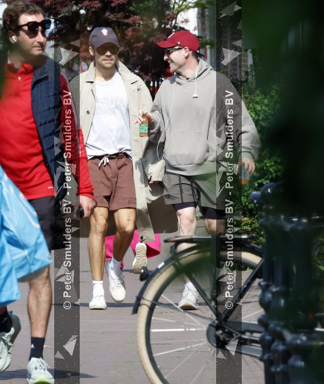 Amsterdam 27 mei 2026
Harry Styles en zijn beveiliger lopen door Amsterdam zuid. Harry geeft 10 concerten in de Johan Cruijff arena.