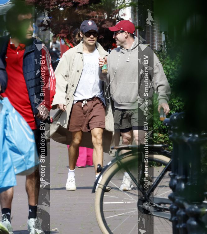 Amsterdam 27 mei 2026
Harry Styles en zijn beveiliger lopen door Amsterdam zuid. Harry geeft 10 concerten in de Johan Cruijff arena.