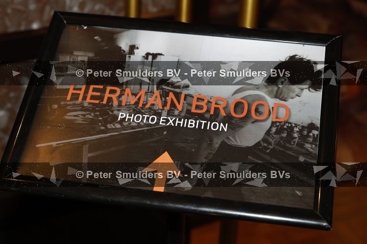 Amsterdam 11 juli 2026
Vandaag was het 25 jaar geleden dat Herman Brood zelf moord pleegde door van het Hilton Hotel af te springen .
Aanwezig Xandra Brood Holly Brood met partner Soy Kroon en Lola Brood met partner en 2 kinderen . Het vond Plaats in het Americain Hotel.