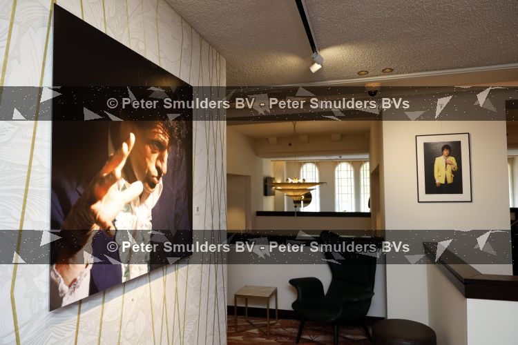Amsterdam 11 juli 2026
Vandaag was het 25 jaar geleden dat Herman Brood zelf moord pleegde door van het Hilton Hotel af te springen .
Aanwezig Xandra Brood Holly Brood met partner Soy Kroon en Lola Brood met partner en 2 kinderen . Het vond Plaats in het Americain Hotel.