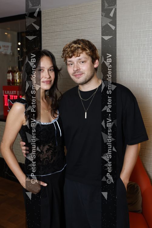 Amsterdam 11 juli 2026
Vandaag was het 25 jaar geleden dat Herman Brood zelf moord pleegde door van het Hilton Hotel af te springen .
Aanwezig Xandra Brood Holly Brood met partner Soy Kroon en Lola Brood met partner en 2 kinderen . Het vond Plaats in het Americain Hotel.
