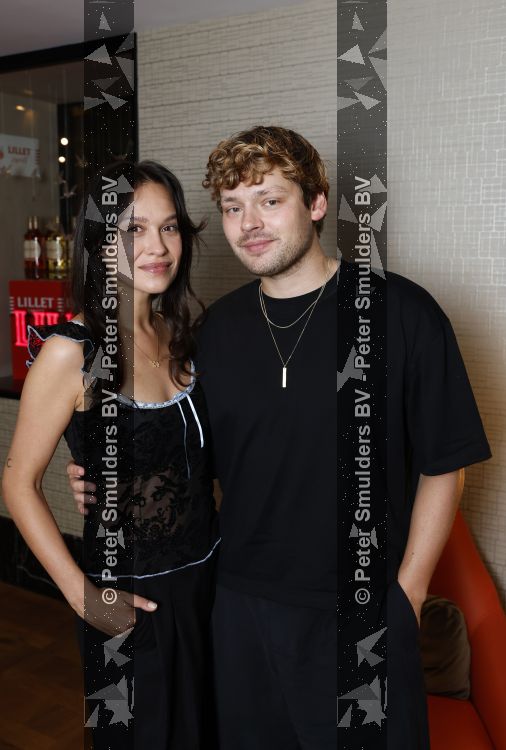 Amsterdam 11 juli 2026
Vandaag was het 25 jaar geleden dat Herman Brood zelf moord pleegde door van het Hilton Hotel af te springen .
Aanwezig Xandra Brood Holly Brood met partner Soy Kroon en Lola Brood met partner en 2 kinderen . Het vond Plaats in het Americain Hotel.