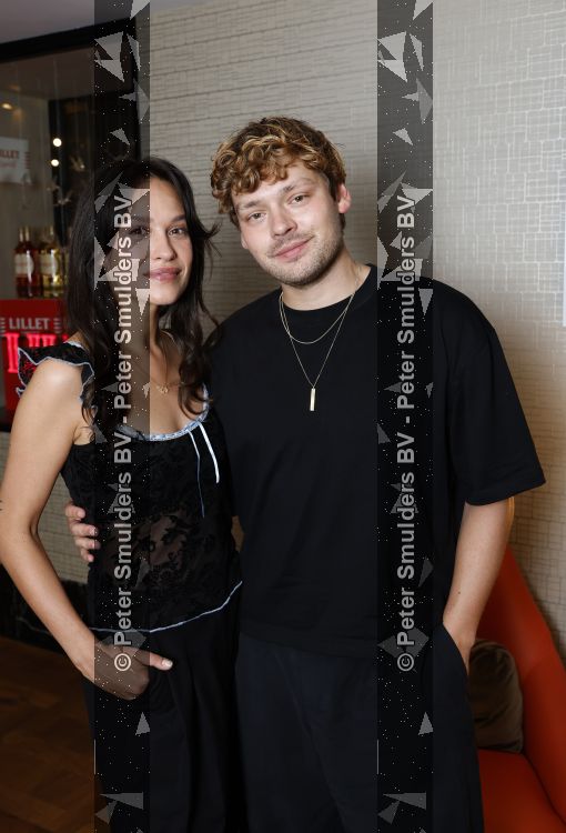 Amsterdam 11 juli 2026
Vandaag was het 25 jaar geleden dat Herman Brood zelf moord pleegde door van het Hilton Hotel af te springen .
Aanwezig Xandra Brood Holly Brood met partner Soy Kroon en Lola Brood met partner en 2 kinderen . Het vond Plaats in het Americain Hotel.