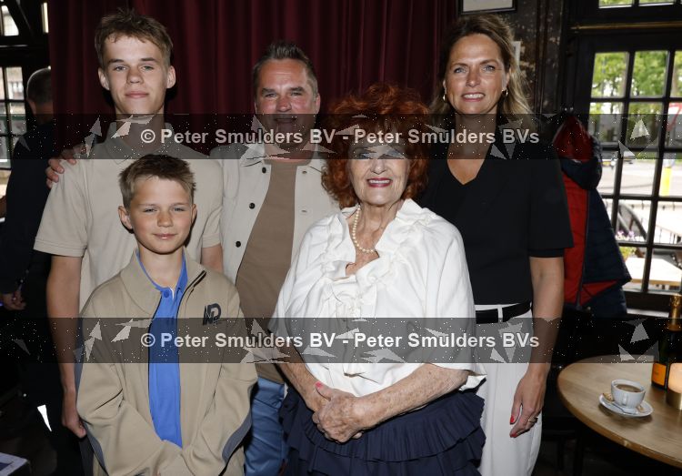 Laren 13 mei 2026
Imca Marina viert haar 85e verjaardag bij het bonte Paard in Laren . De zoon van Imca Marina Floris Oud kwam met zijn vrouw en kinderen 