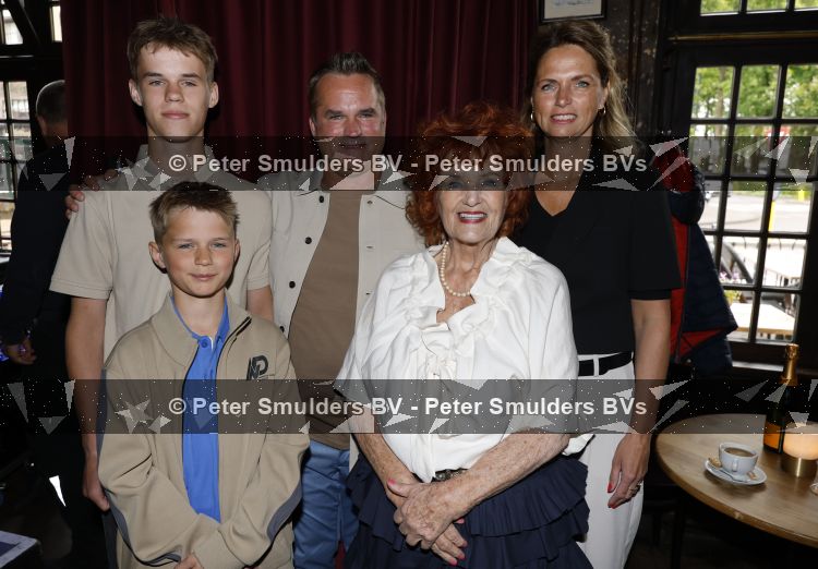 Laren 13 mei 2026
Imca Marina viert haar 85e verjaardag bij het bonte Paard in Laren . De zoon van Imca Marina Floris Oud kwam met zijn vrouw en kinderen 