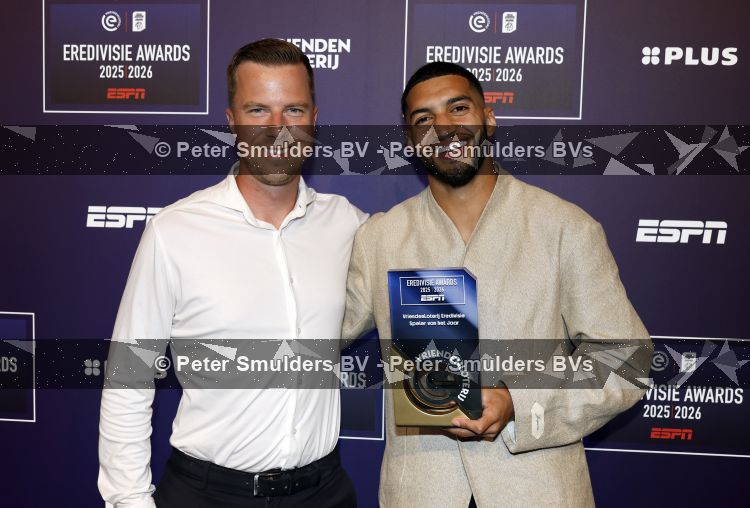 Maarssen 25 mei 2026
Ismael Saibari wordt gekozen tot beste speler van de nederlandse eredivie op het gala van ESPN in de Fabrique . ismael met een kennis 