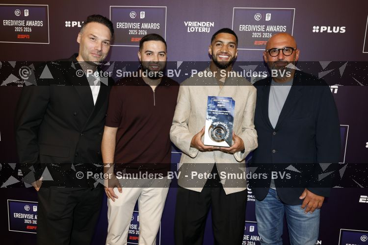 Maarssen 25 mei 2026
Ismael Saibari wordt gekozen tot beste speler van de nederlandse eredivie op het gala van ESPN in de Fabrique . Ismael met zijn management . Rechts Ali Dursun 