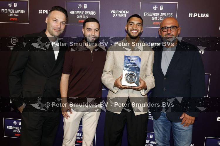 Maarssen 25 mei 2026
Ismael Saibari wordt gekozen tot beste speler van de nederlandse eredivie op het gala van ESPN in de Fabrique . Ismael met zijn management . Rechts Ali Dursun 