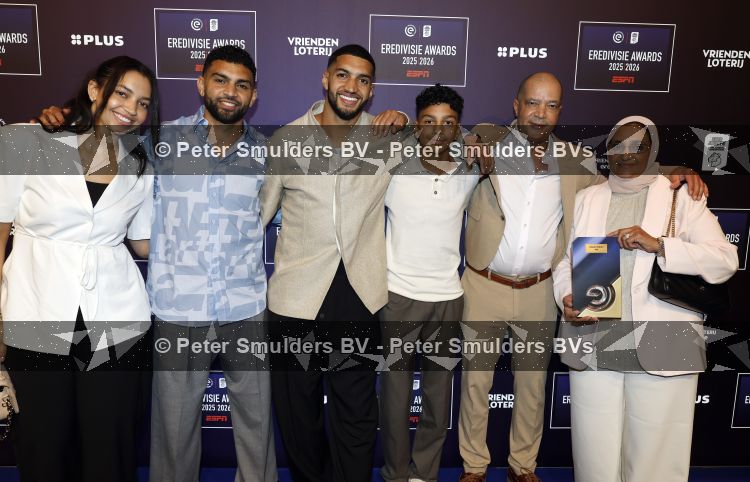 Maarssen 25 mei 2026
Ismael Saibari wordt gekozen tot beste speler van de nederlandse eredivie op het gala van ESPN in de Fabrique . Ismael met ouders broers en zus