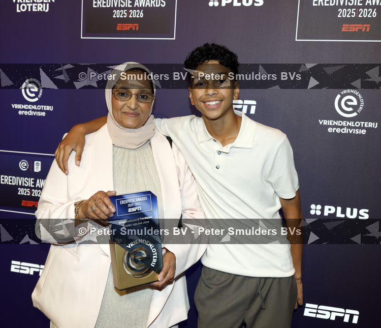 Maarssen 25 mei 2026
Ismael Saibari wordt gekozen tot beste speler van de nederlandse eredivie op het gala van ESPN in de Fabrique . moeder met broer