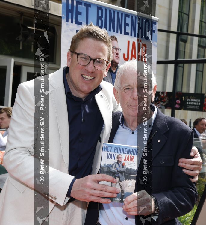 Den Haag 21 mei 2026
Boekpresentatie Jair Ferwerda in Den Haag bij Cafe restaurant Luden . Frits Barend krijgt het eerste exemplaar