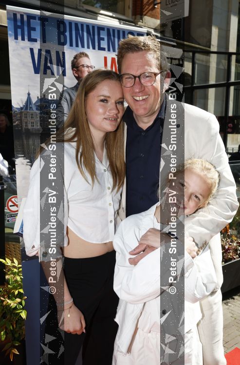 Den Haag 21 mei 2026
Boekpresentatie Jair Ferwerda in Den Haag bij Cafe restaurant Luden . jair met zijn dochters