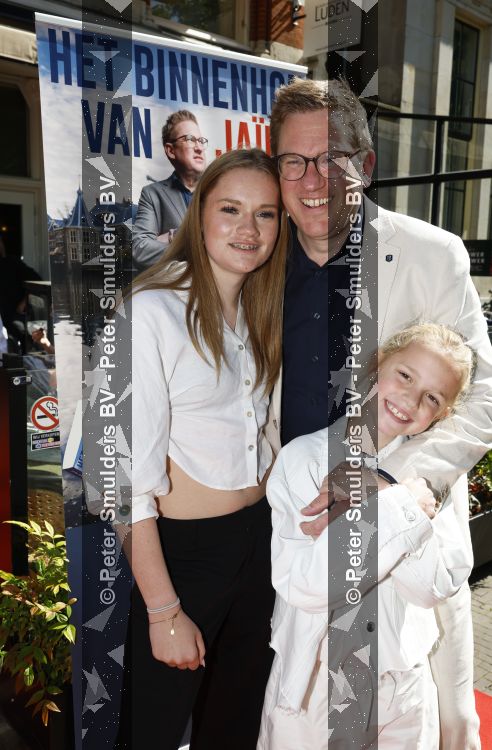 Den Haag 21 mei 2026
Boekpresentatie Jair Ferwerda in Den Haag bij Cafe restaurant Luden . jair met zijn dochters