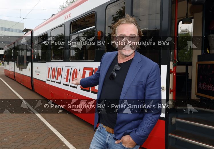 Amsterdam 27 mei 2026
3e deel van de boekenreeks 60 jaar Top 40 wordt feestelijk gelanceerd door bestickerde Top 40-tram met Erik de Zwart als trambestuurder. Natalie La Rose Erik de Zwart, Godfried Nevels en Jeroen Nieuwenhuize  zijn aanwezig 