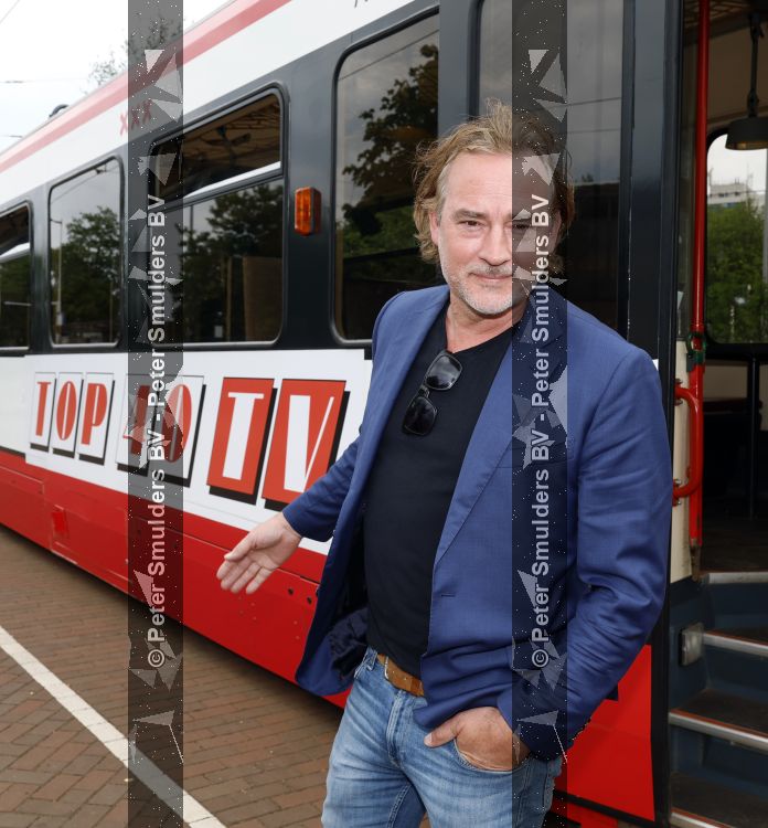 Amsterdam 27 mei 2026
3e deel van de boekenreeks 60 jaar Top 40 wordt feestelijk gelanceerd door bestickerde Top 40-tram met Erik de Zwart als trambestuurder. Natalie La Rose Erik de Zwart, Godfried Nevels en Jeroen Nieuwenhuize  zijn aanwezig 