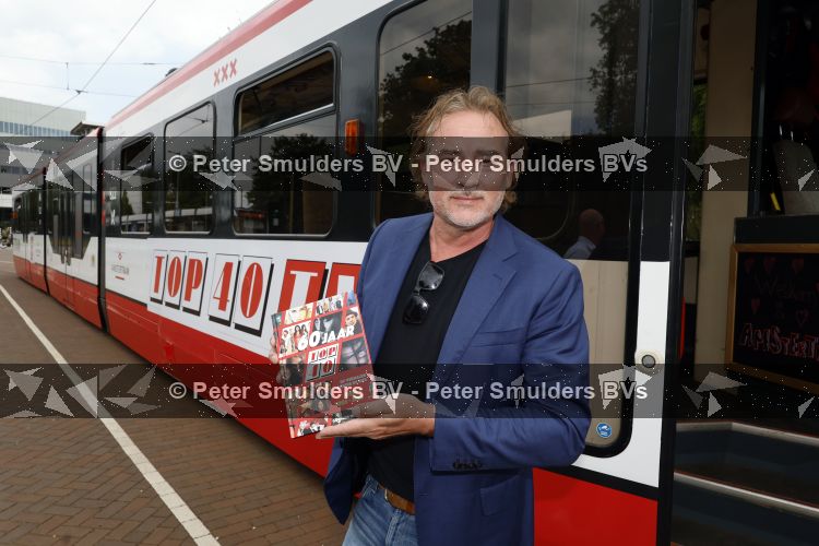 Amsterdam 27 mei 2026
3e deel van de boekenreeks 60 jaar Top 40 wordt feestelijk gelanceerd door bestickerde Top 40-tram met Erik de Zwart als trambestuurder. Natalie La Rose Erik de Zwart, Godfried Nevels en Jeroen Nieuwenhuize  zijn aanwezig 